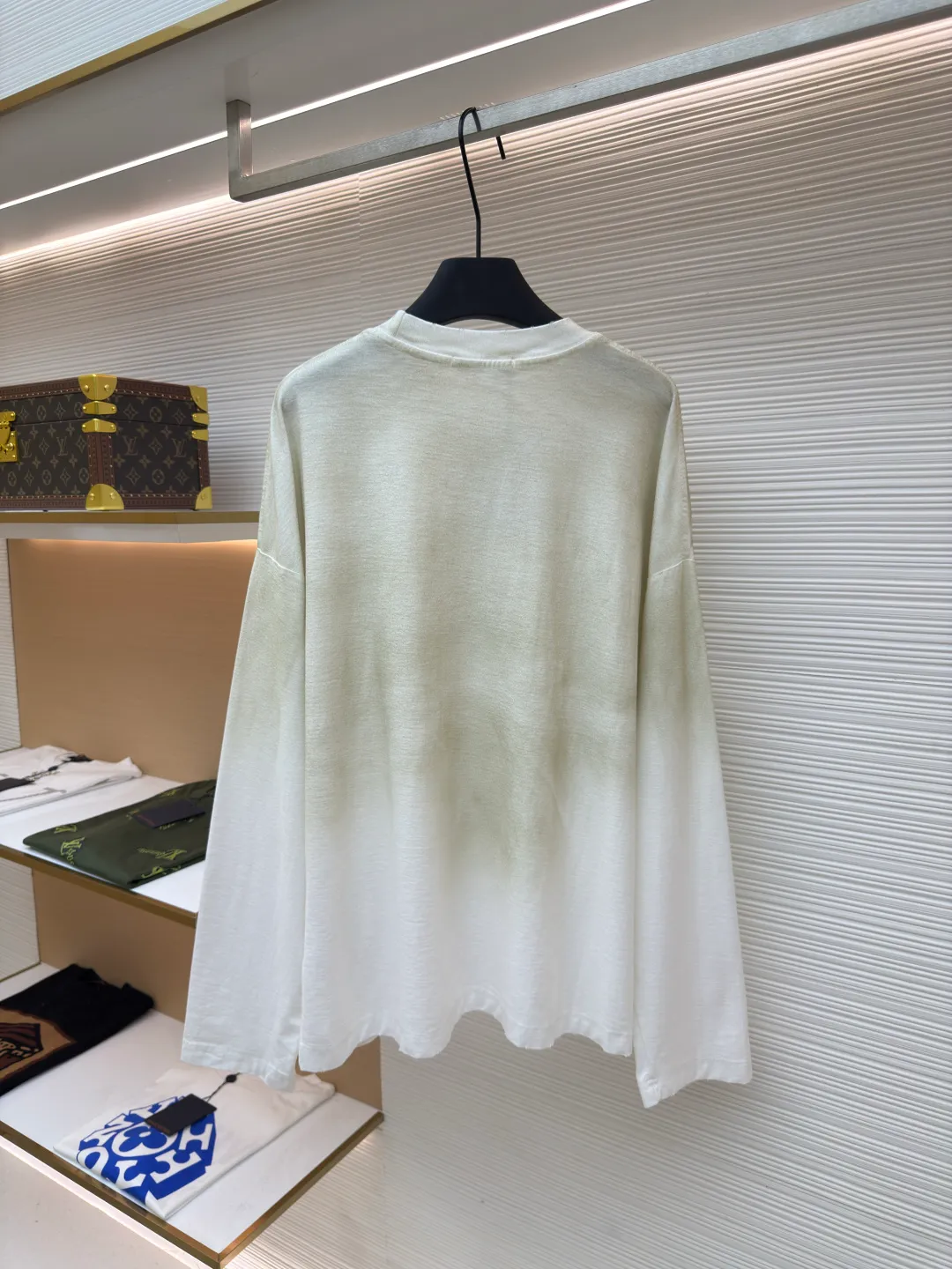 Acne Studios 1966 mud-dyed, washed and distressed long sleeves ●Authentic product: purchased and developed in 2049 ●Item number: 1680628-A15 ●Fabric: super soft cotton fabric ●Technology: washed and distressed ●Version: loose fit ●Weight: about 375 grams ●Size: S-M-L-XL ●Description: Made of ultra-soft pure cotton fabric, garment-dyed, washed and distressed, the chest part has a dirty feel, and the lower part shows a gradient effect. The neckline is slightly frayed to better fit the overall tone. The overall line is straight and delicate, the fabric is comfortable and soft, and the color is consistent without color difference. It can be matched with the same style to create a fashionable look and control various occasions. Customized accessories, complete with three standards, the same style for men and women!